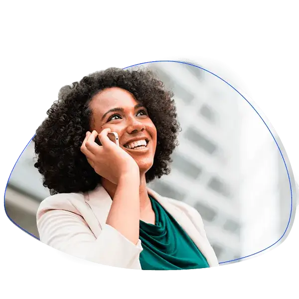 Mulher sorrindo ao telefone